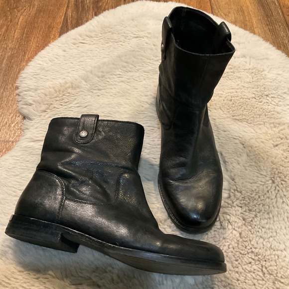 Arturo Chaing Boots Size 8.5 Black Leather Low Heel Round Toe Pull On Booties - Picture 1 of 10